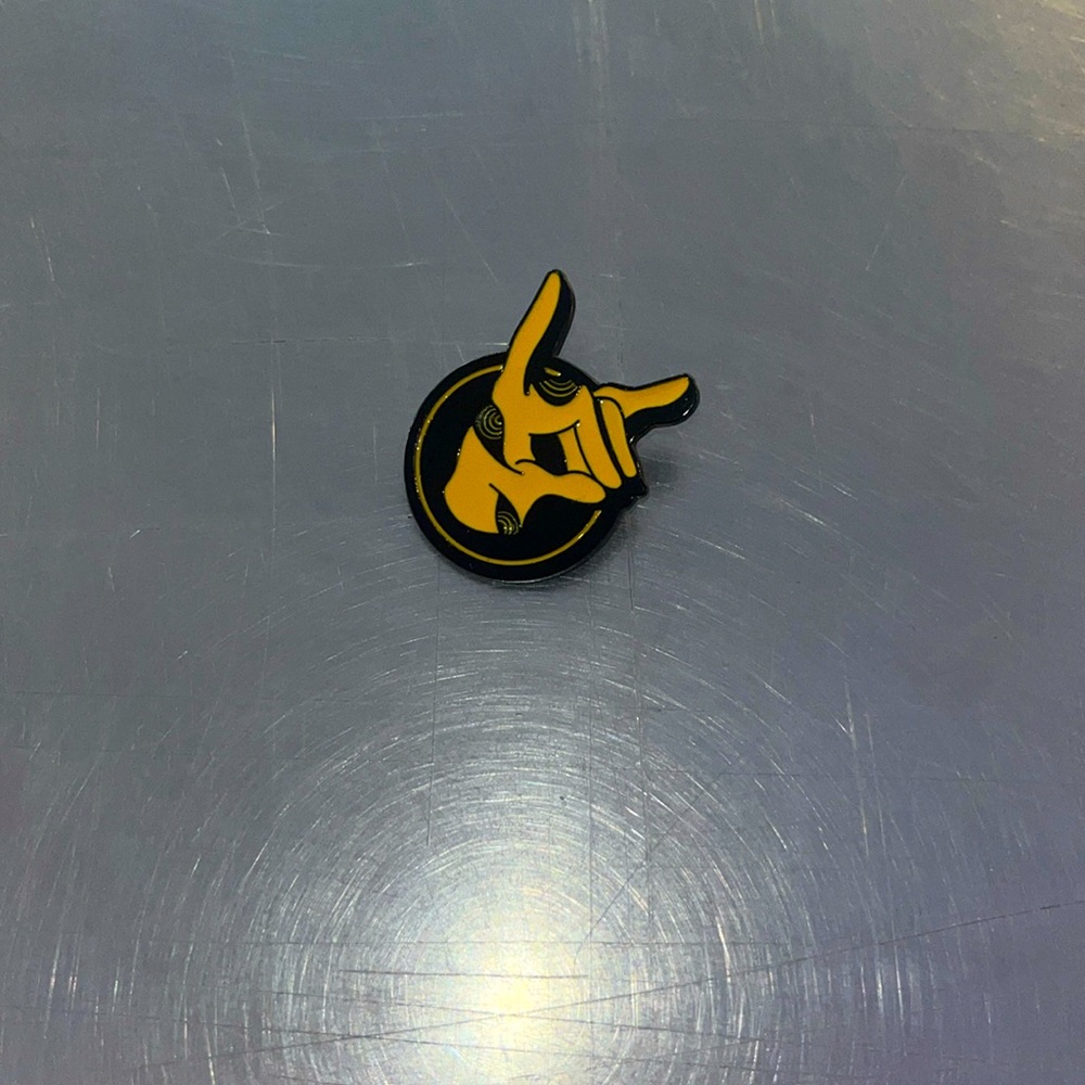 Chainsaw Man Aki Hand Gesture Pin